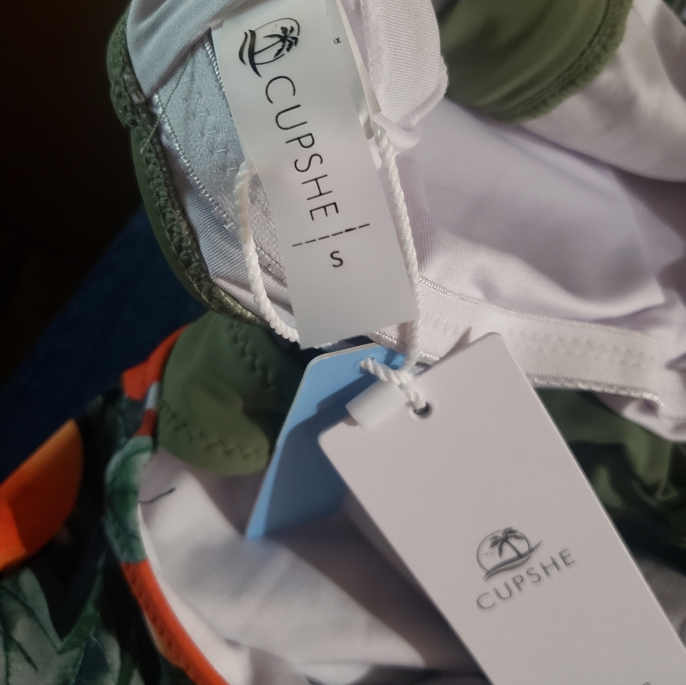 Cupshe one piece bathing suit/ open back - Picture 7 of 8